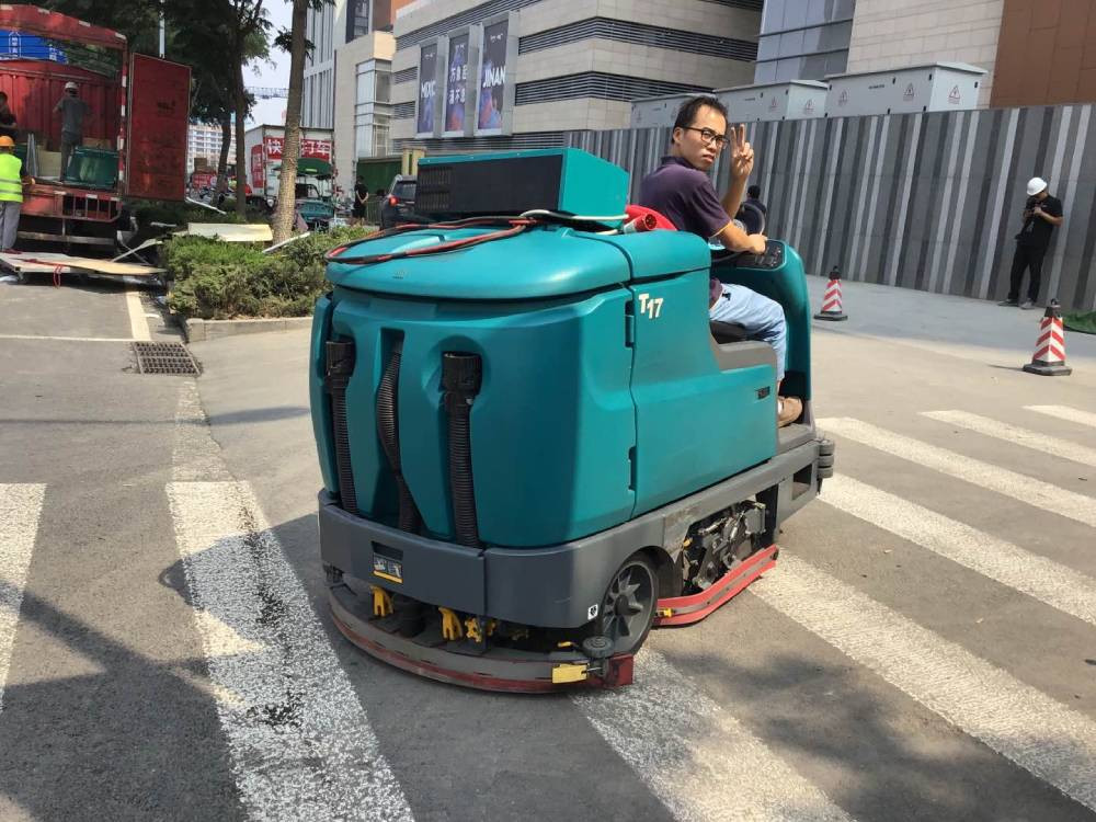 駕駛式洗地機(jī)的性能特點(diǎn)是什么？