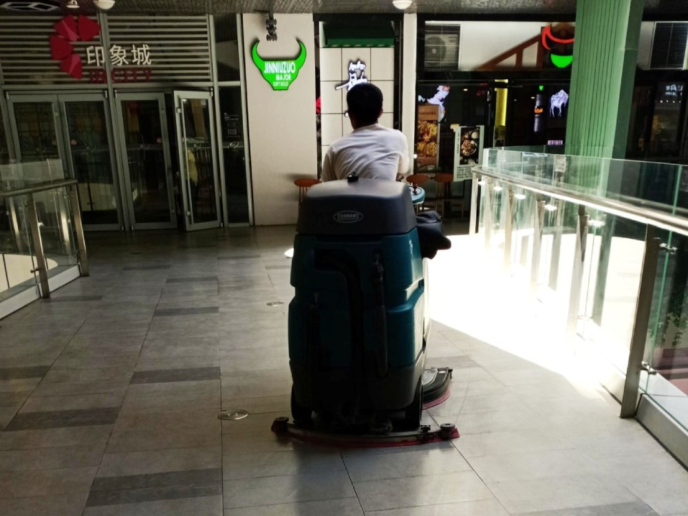 商用辦公樓適合使用駕駛式洗地機嗎？