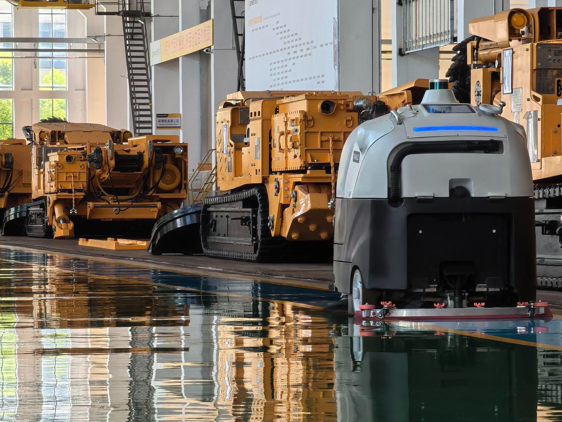 廣東黑燈工廠半夜無人打掃？坦力工業(yè)洗地機(jī)器人破解 “無人清潔” 困局