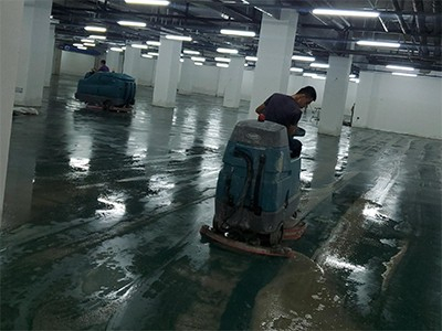 青島某小區(qū)地下車庫進(jìn)水，租賃坦能駕駛式洗地機T17、T7救場