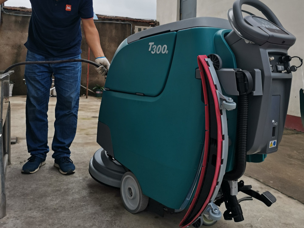 工廠車間洗地機的保養(yǎng)手冊看這里！