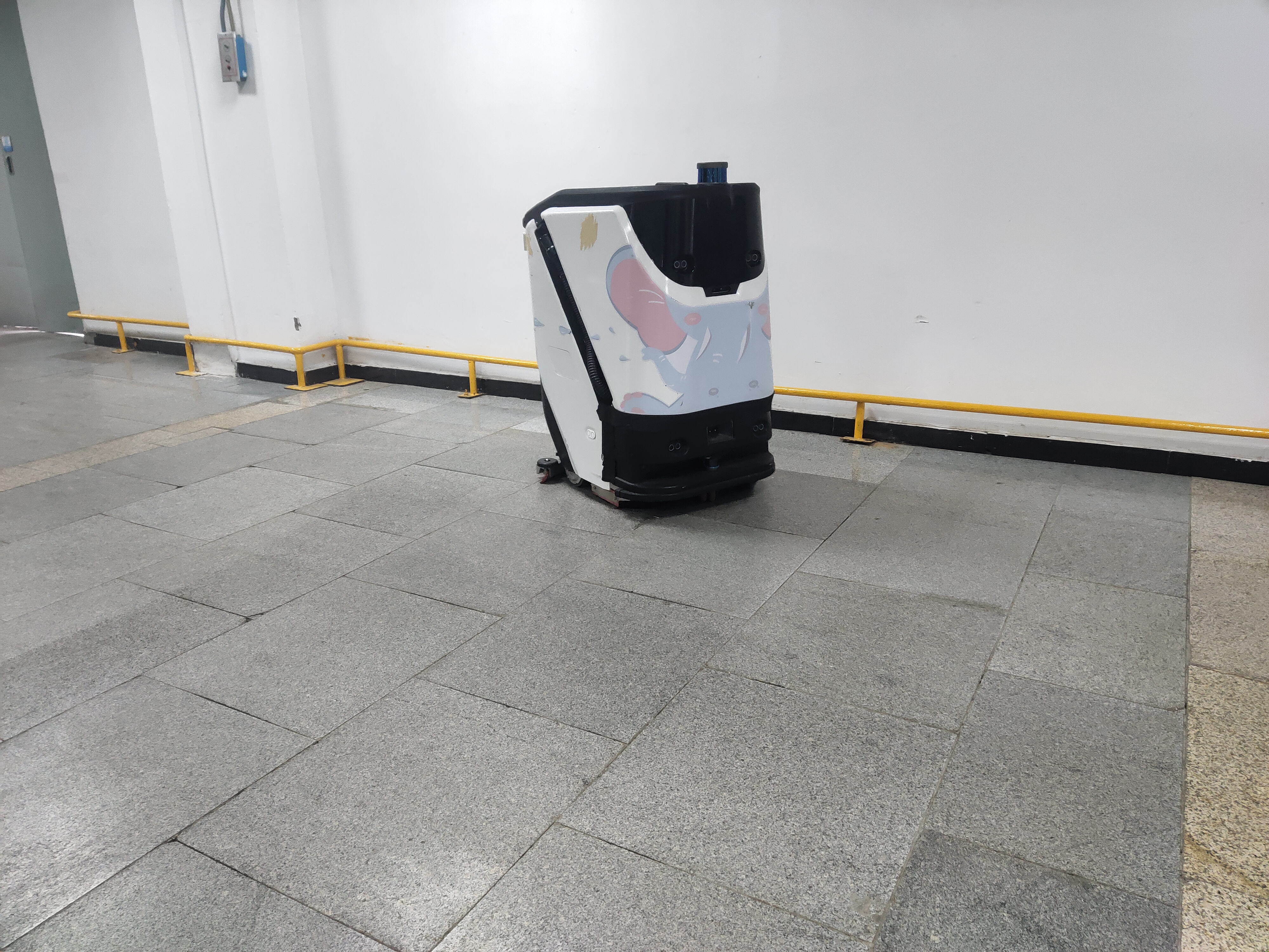 顛覆認(rèn)知！一臺工業(yè)洗地機(jī)器人，輕松搞定 3 萬平車間地面清潔