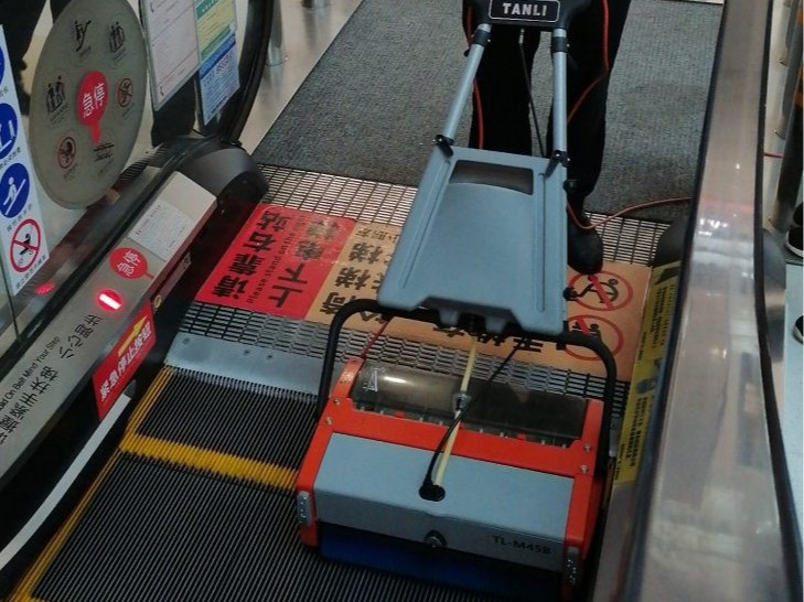 站著就能“輸出”？來看這場(chǎng)商超自動(dòng)扶梯清潔大作戰(zhàn)